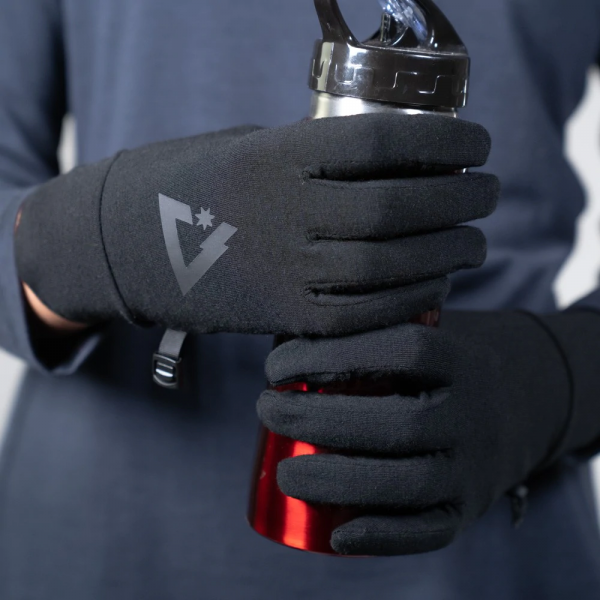ioMerino Pace Merino Wool Gloves | WearingioMerinomerinocompressionNewtonGlovesandholdingabottle_1200x