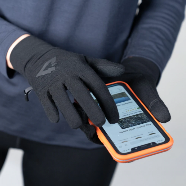 ioMerino Pace Merino Wool Gloves | WearingioMerinomerinocompressionNewtonGlovesandusingasmartphone_1200x